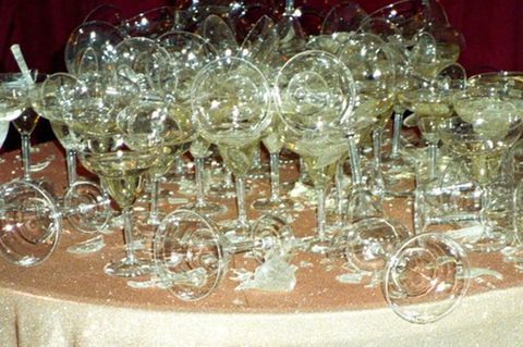 Ein runder Tisch voller Sektgläser