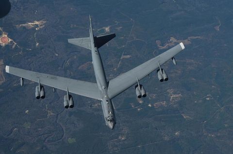 Bomber Boeing B-52 der US Air Force in der Luft