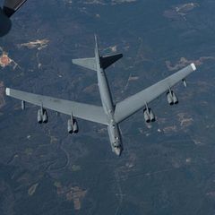 Bomber Boeing B-52 der US Air Force in der Luft