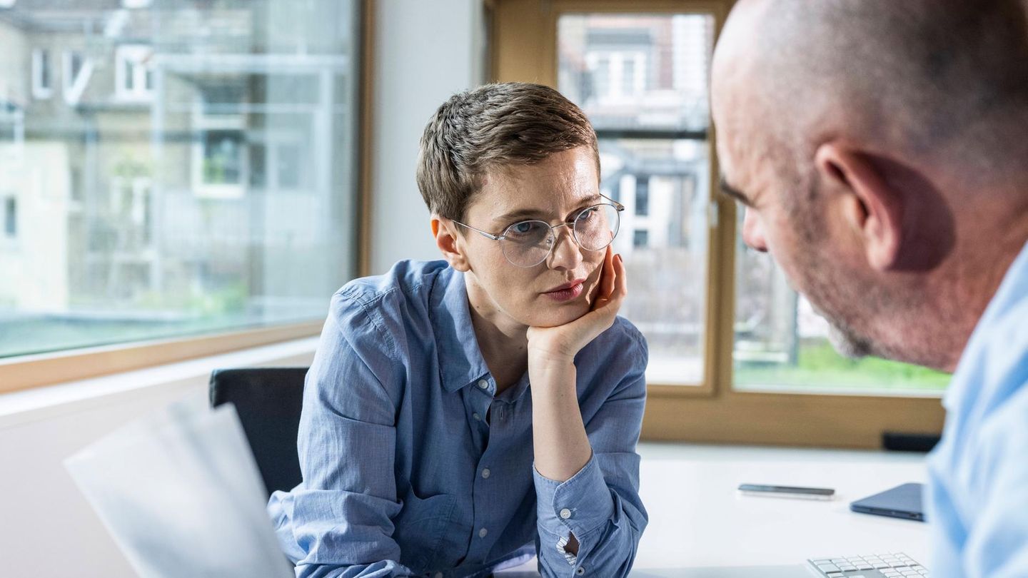 Neustart: Frau denkt im Büro nach