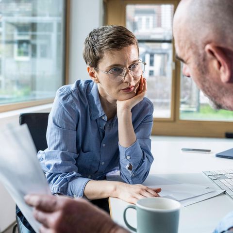 Neustart: Frau denkt im Büro nach