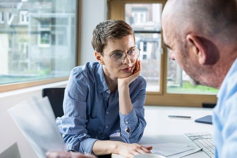 Neustart: Frau denkt im Büro nach