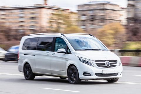 Ein Mercedes-Benz Typ W447 Viano düst über eine Straße