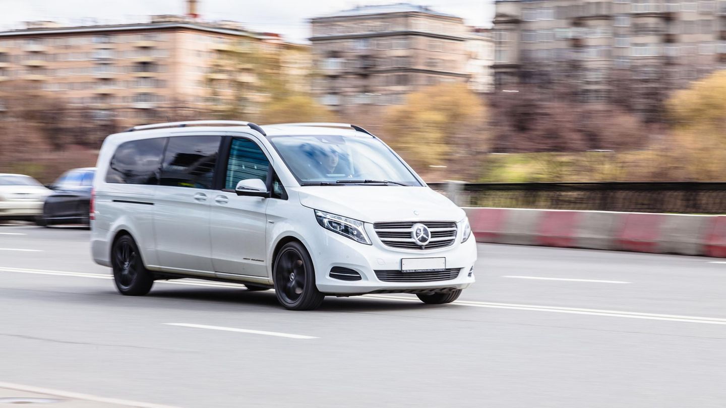 Mercedes Benz is calling for 223,000 cars worldwide – risk of injury