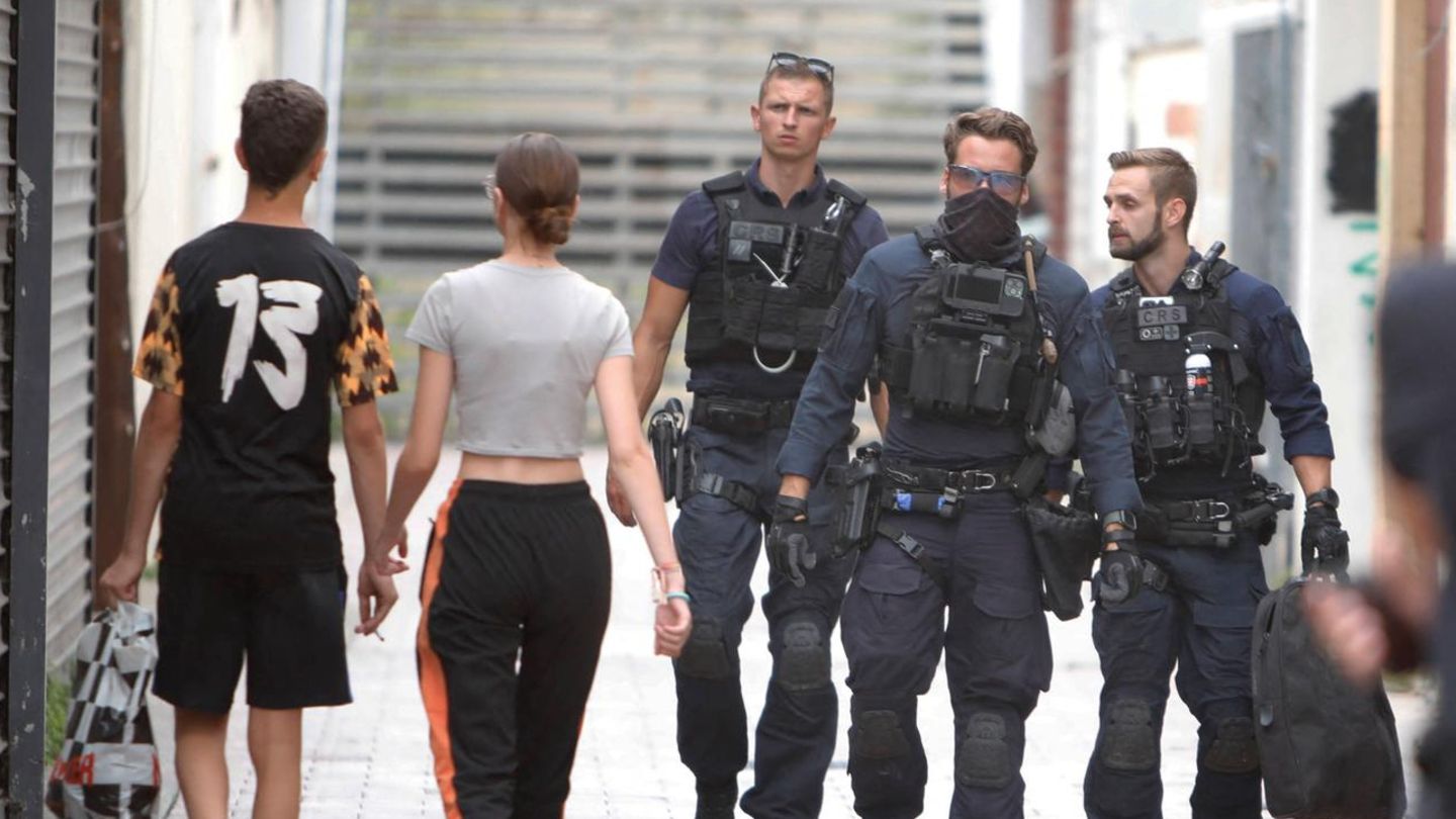 Das Drogenmilieu im Visier: Polizisten laufen durch eine Straße in Nîmes