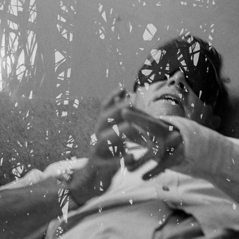 Liegender Mann mit Maske