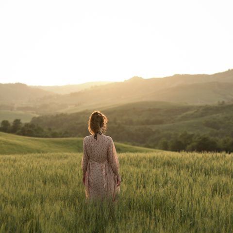 Frau steht in einem Feld