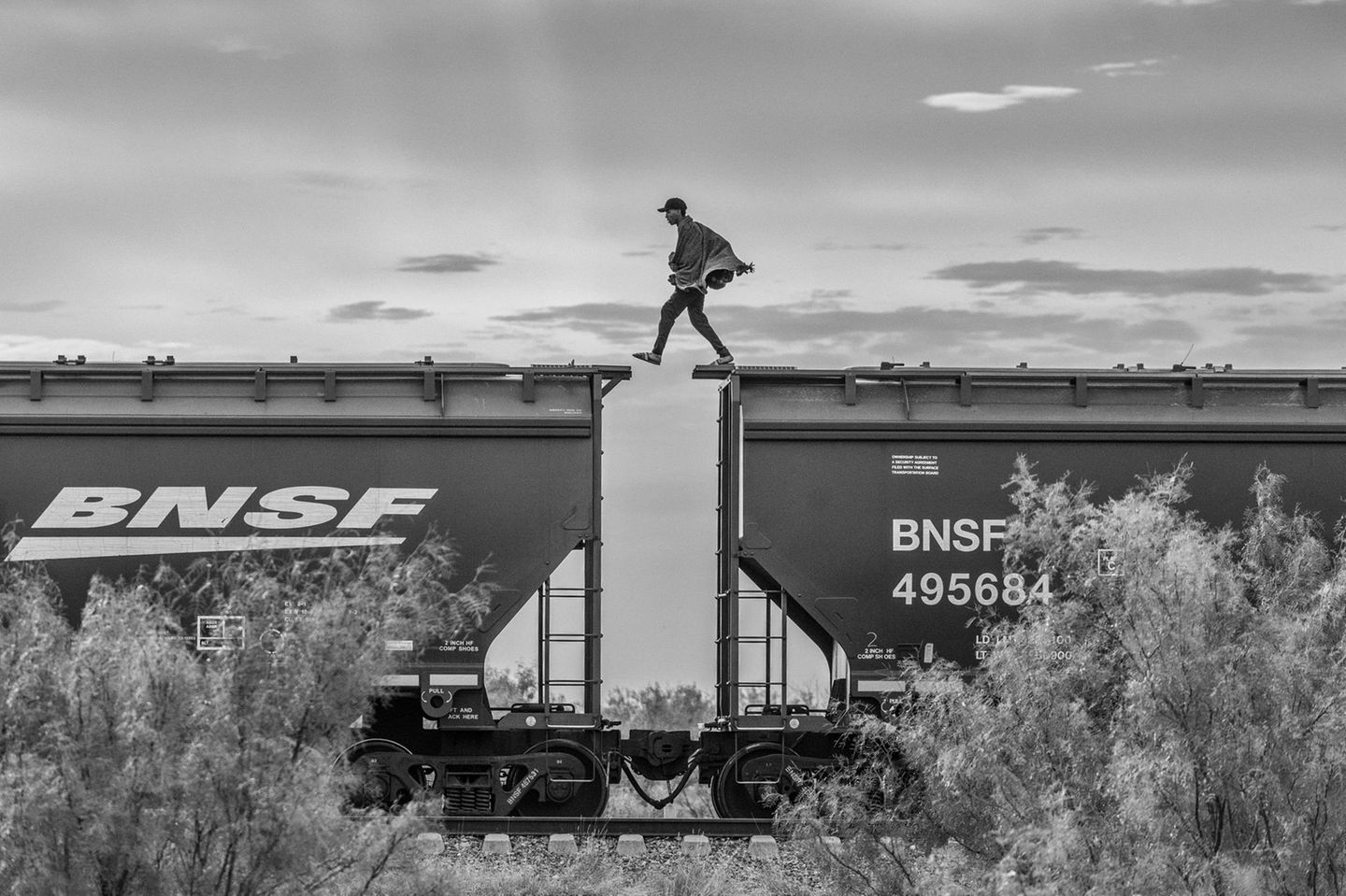 Die Bestie Person läuft von Wagon zu Wagon auf den Dächern eines Zuges