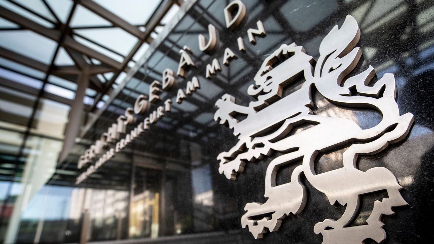 Higher Regional Court of Frankfurt: judgment: bank must inform about illegal negative interest rate