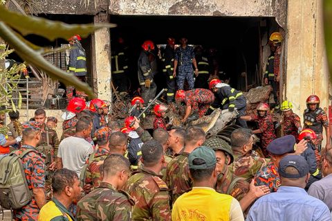 Bangladesch: Feuerwehrleute untersuchen das Wrack des Fliegers, der über einem Schulgelände in Dhaka abstürzte