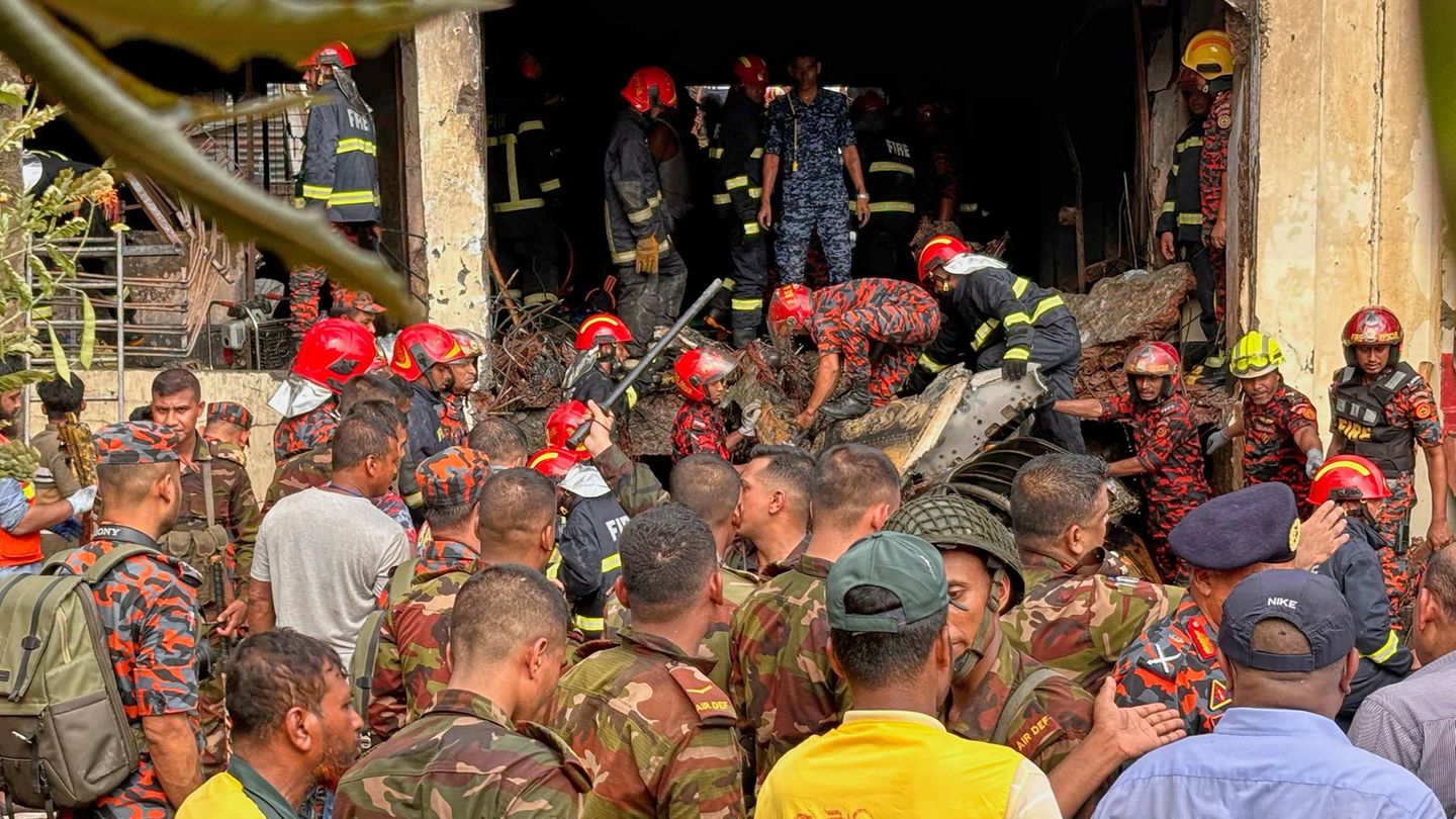 Bangladesch: Feuerwehrleute untersuchen das Wrack des Fliegers, der über einem Schulgelände in Dhaka abstürzte