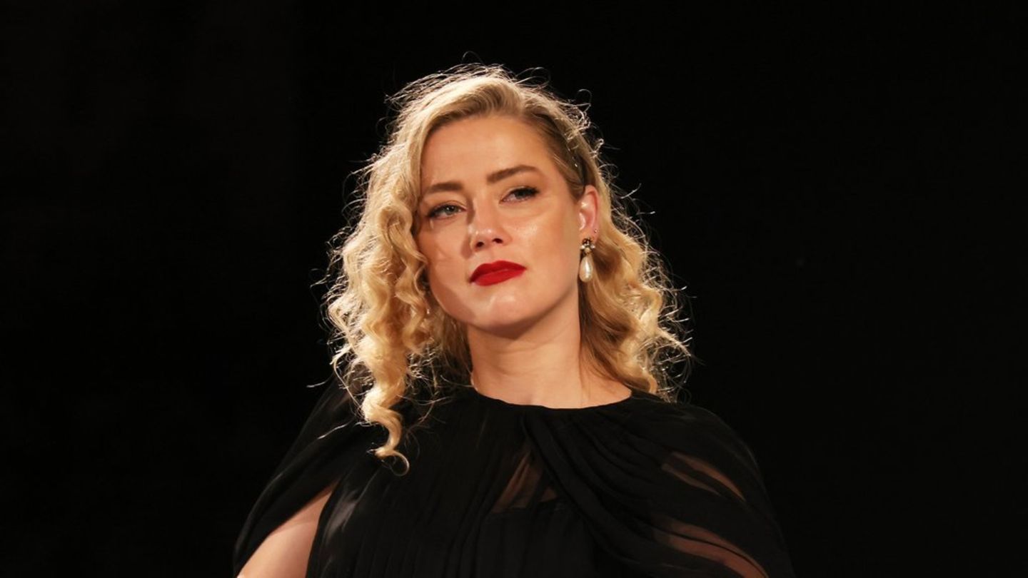 Amber Heard: Actress returns to the stage