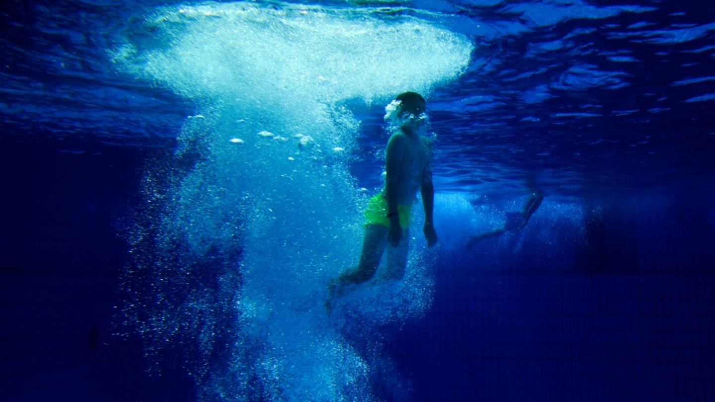 Ein Junge in einem Schwimmbecken in Essen (Archiv)
