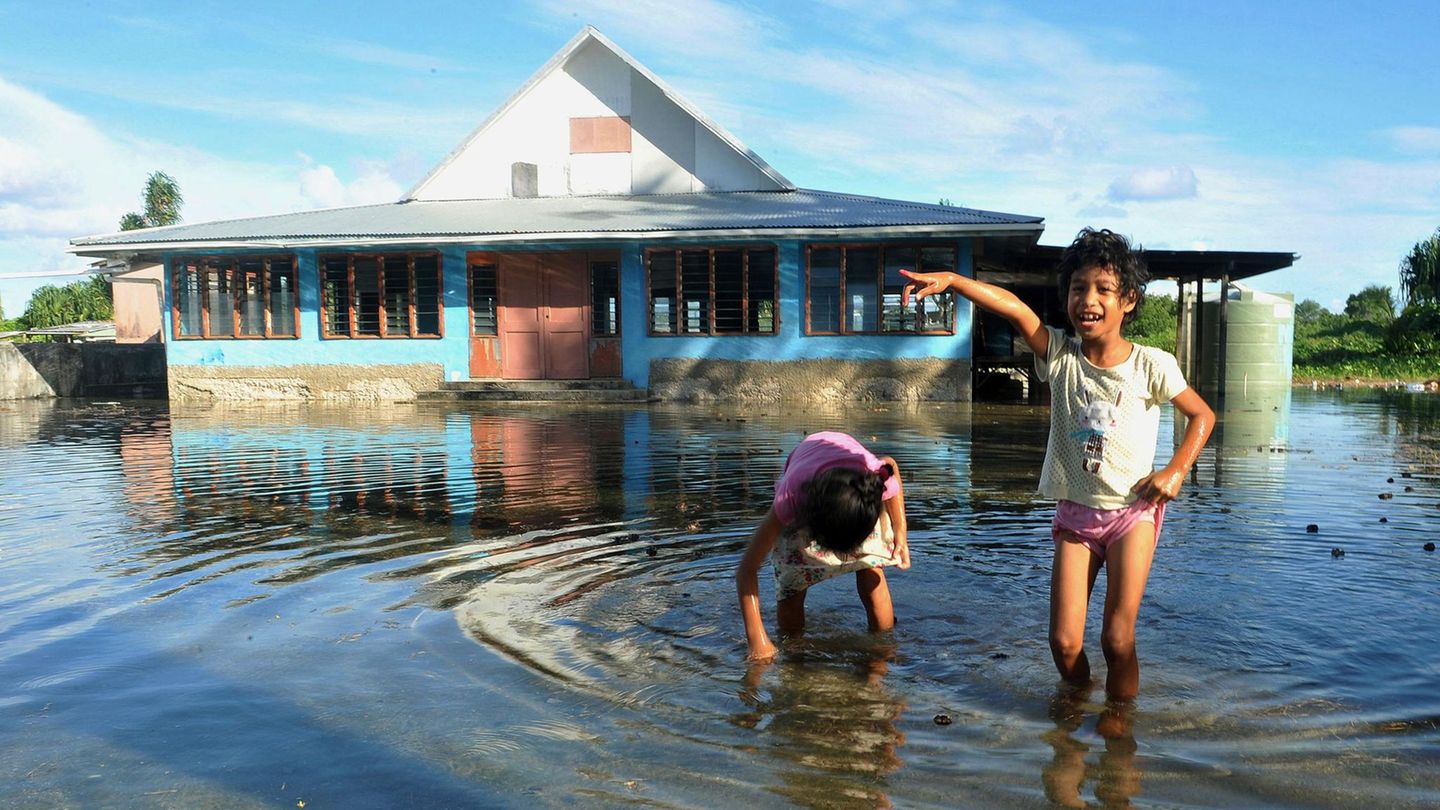 Kinder spielen auf einem vom Meerwasser überflutetem Platz in Funafuti, der Hauptstadt von Tuvalu (Archivbild)