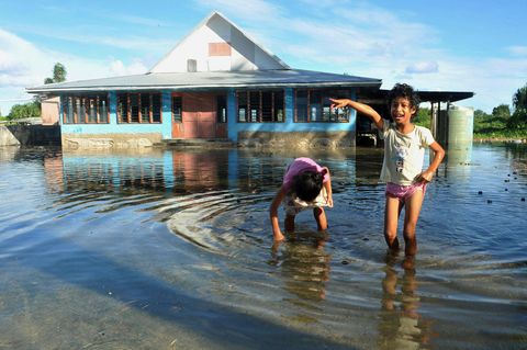 Kinder spielen auf einem vom Meerwasser überflutetem Platz in Funafuti, der Hauptstadt von Tuvalu (Archivbild)