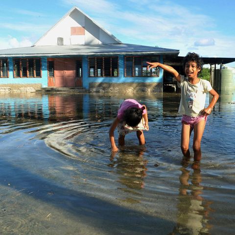 Kinder spielen auf einem vom Meerwasser überflutetem Platz in Funafuti, der Hauptstadt von Tuvalu (Archivbild)