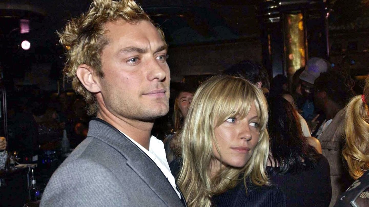 Jude Law ist mit Freundin Sienna Miller am 19.09.2004