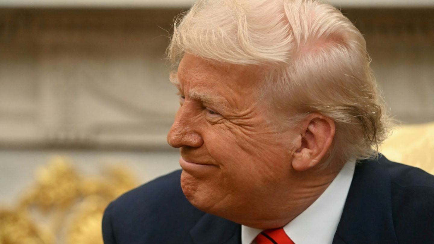 Donald Trump shares Fakevideo with arrest Barack Obamas