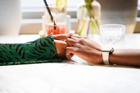 Untreue: Mann und Frau halten Händchen