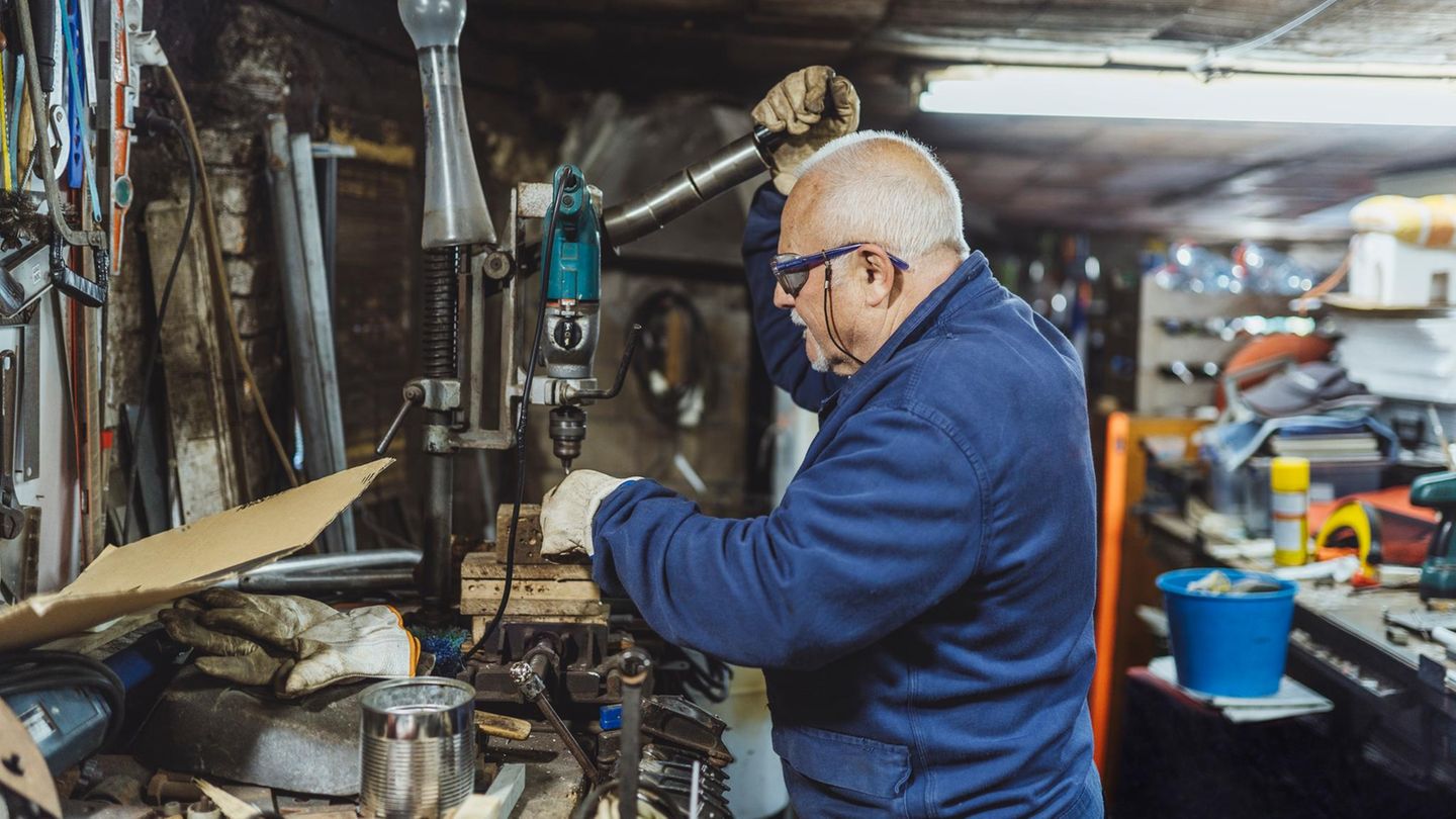 Mandatory service for seniors? What speaks for it – and what about it