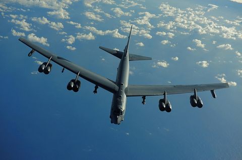 Beinahe-Kollision: Passagierjet muss riesigem B-52-Bomber ausweichen