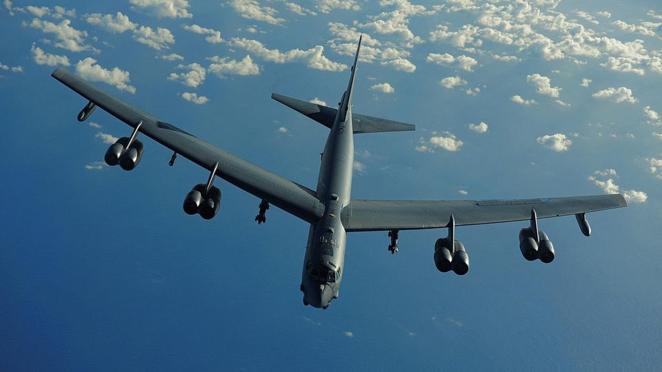 Beinahe-Kollision: Passagierjet muss riesigem B-52-Bomber ausweichen Beinahe-Kollision: Passagierjet muss riesigem B-52-Bomber ausweichen