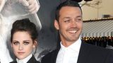 Er ist der Regisseur von "Snow White and the Huntsman", sie seine Hauptdarstellerin: Rupert Sanders und Kristen Stewart beginnen beim Dreh eine Affäre miteinander. Er ist damals mit Liberty Ross verheiratet, sie mit Robert Pattinson liiert. Dann gehen Paparazzi-Bilder der beiden in den Umlauf, die sie knutschend zeigen. Am Ende sind alle Beziehungen kaputt: die von Sanders und Ross, die von Stewart und Pattinson – und auch die von Sanders und Stewart. Sie ist heute glücklich verheiratet: mit der Autorin Dylan Meyer
