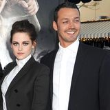 Er ist der Regisseur von "Snow White and the Huntsman", sie seine Hauptdarstellerin: Rupert Sanders und Kristen Stewart beginnen beim Dreh eine Affäre miteinander. Er ist damals mit Liberty Ross verheiratet, sie mit Robert Pattinson liiert. Dann gehen Paparazzi-Bilder der beiden in den Umlauf, die sie knutschend zeigen. Am Ende sind alle Beziehungen kaputt: die von Sanders und Ross, die von Stewart und Pattinson – und auch die von Sanders und Stewart. Sie ist heute glücklich verheiratet: mit der Autorin Dylan Meyer