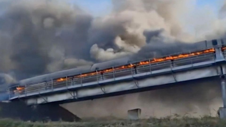 Russlands längstes Kohleförderband steht in Flammen Ein Förderband, das erhöht gebaut wurde, brennt lichterloh und ist von Rauchschwaden eingehüllt.