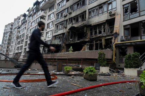 Zerstörung nach russischem Angriff auf Kiew: Selenskyj fordert eine sofortige bedingungslose Waffenruhe