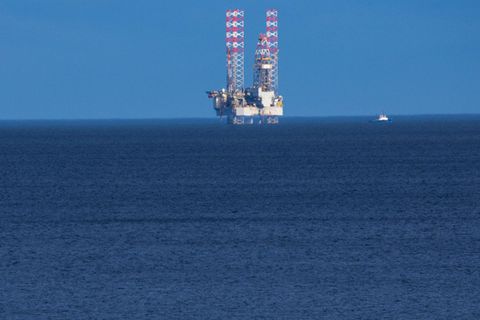 Eine Bohrplattform steht in der Ostsee vor Polen