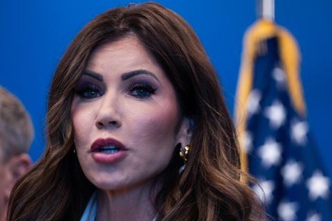 Trumps Heimatschutzministerin Kristi Noem, der auch die Einwanderungsbehörde ICE unterstellt ist, wird wegen ihres Looks von vielen nur noch "die ICE Barbie" genannt