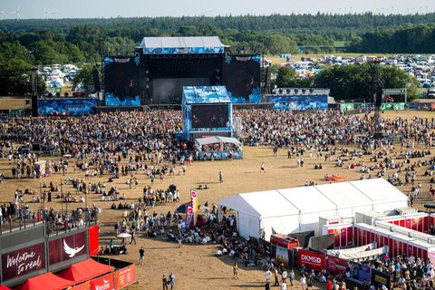 Gäste des Deichbrand-Festivals 2025 auf dem Festival-Gelände
