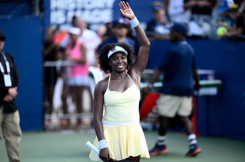 Venus Williams winkt dem Publikum nach dem Damen-Doppel der WTA-Tour in Washington zu