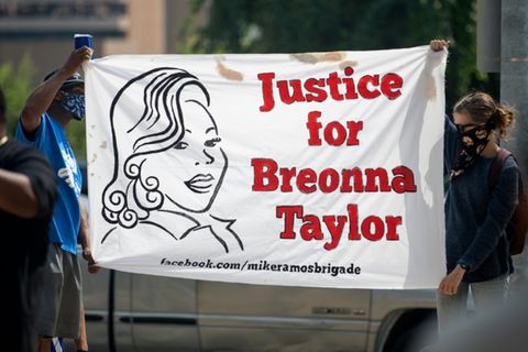 Banner mit Breonna Taylor darauf