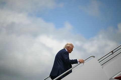 Trump beim Einstieg in sein Präsidendenflugzeug