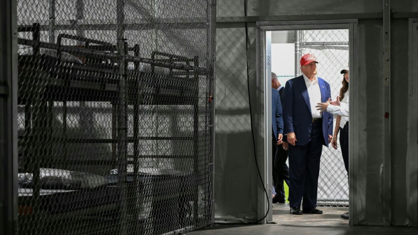 Trump beim Besuch eines Abschiebegefängnisses in Florida