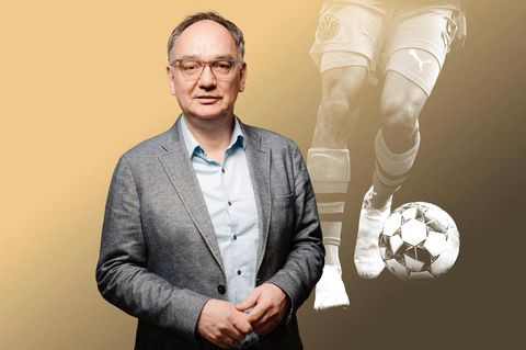 Nico Fried, hinter ihm Fußballerbeine