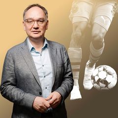 Nico Fried, hinter ihm Fußballerbeine