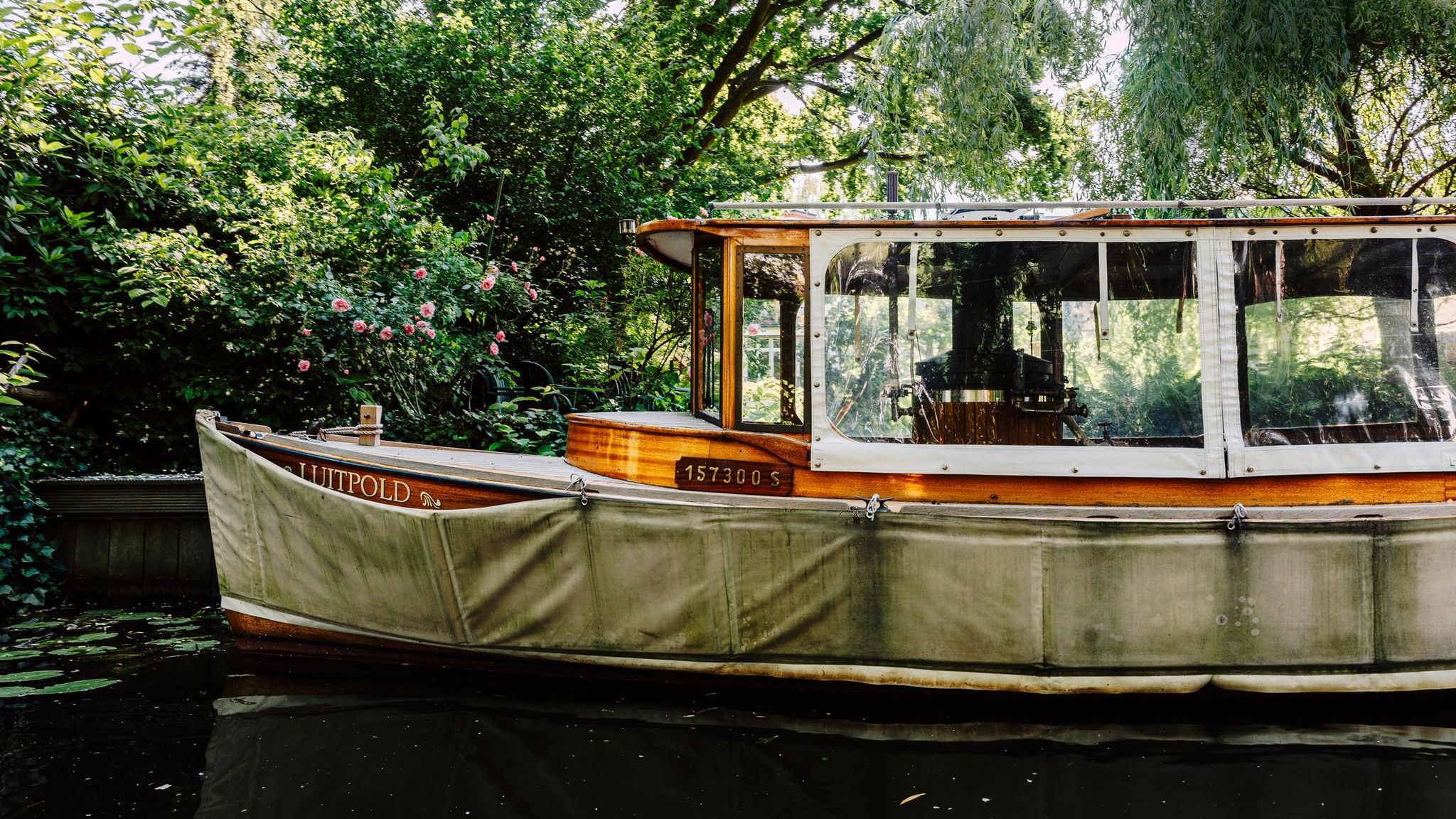 Ein Boot auf dem Leinpfadkanal in Hamburg