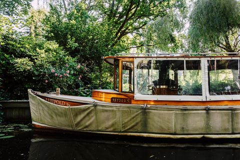 Ein Boot auf dem Leinpfadkanal in Hamburg