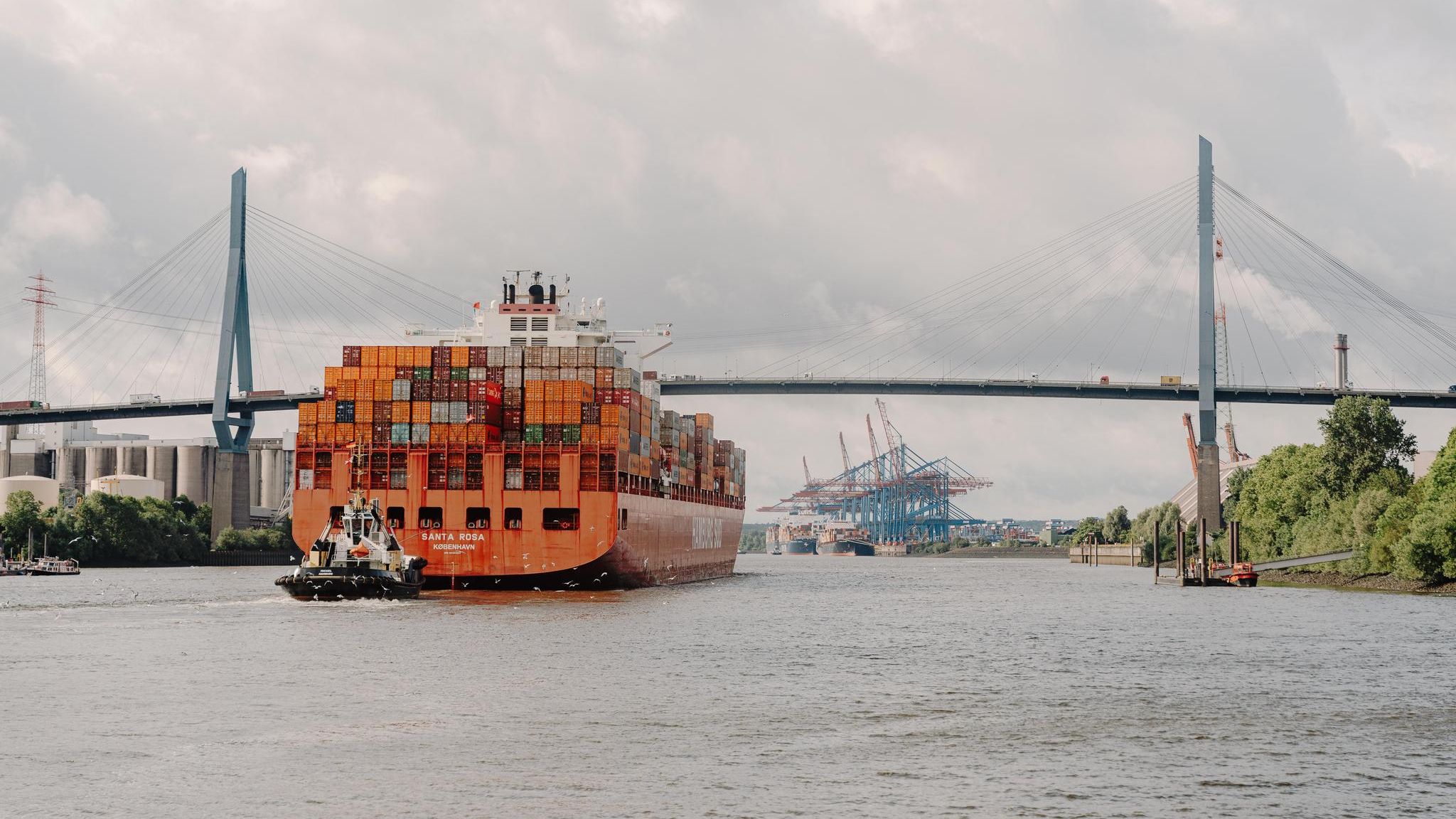 Ein Tanker fährt auf der Elbe in den Hamburger Hafen, im Hintergrund die Köhlbrandbrücke