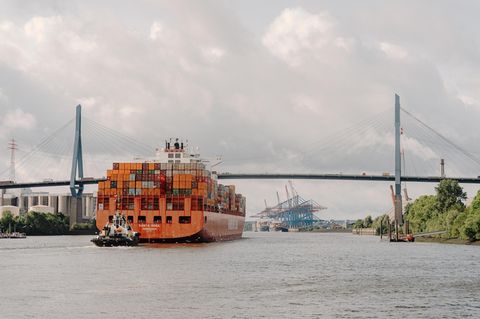 Ein Tanker fährt auf der Elbe in den Hamburger Hafen, im Hintergrund die Köhlbrandbrücke