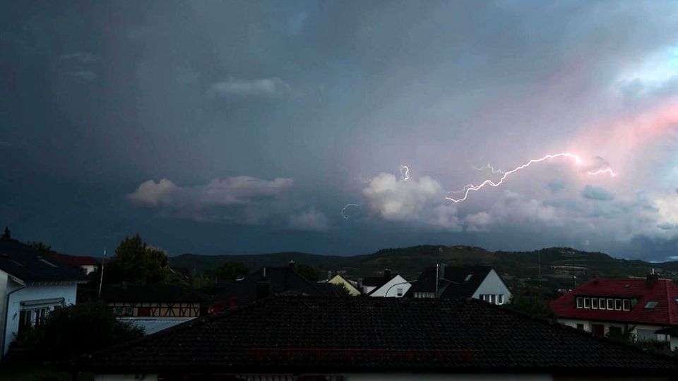 Unwetter ziehen weiter über Deutschland hinweg Gewitter und Starkregen über Deutschland