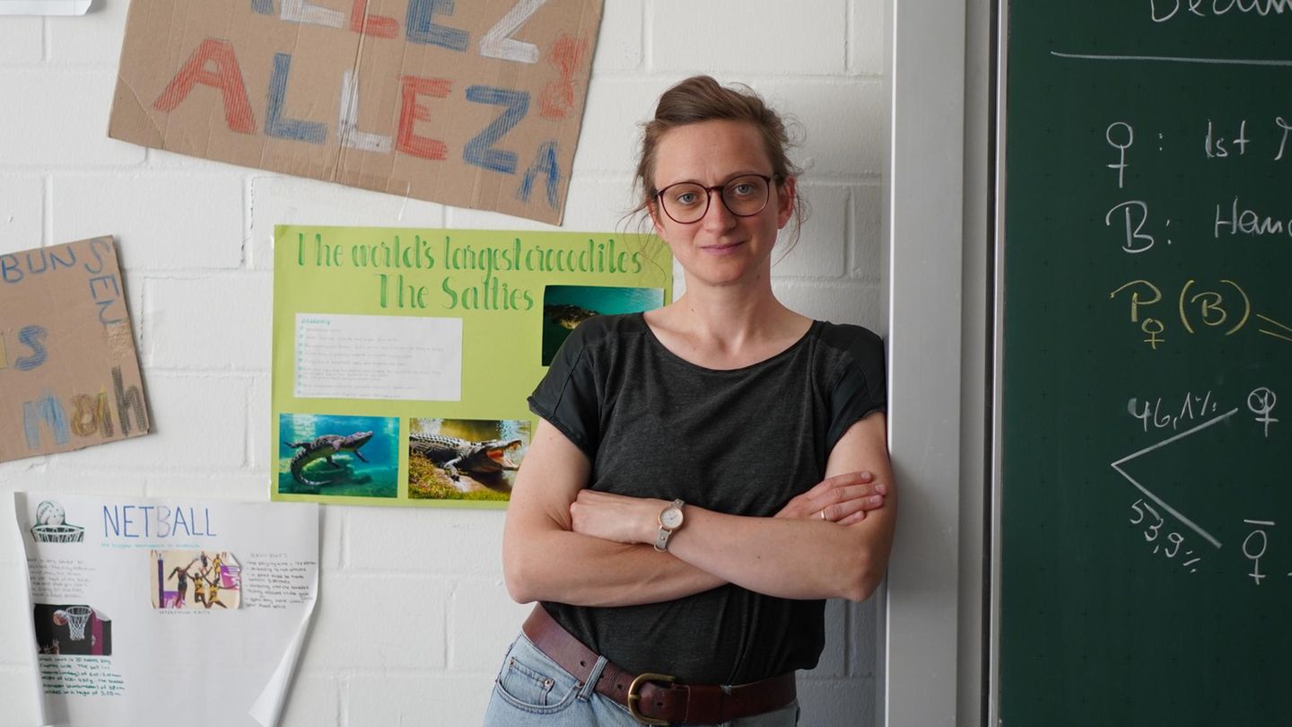 Unbesetzte Lehrerstellen: Die Lehrerin Ines Palm lehnt mit verschränkten Armen an einer Tafel.