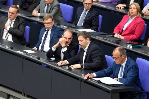 Kabinettsmitglieder auf der Regierungsbank im Bundestag – neue Forsa-Zahlen sind da