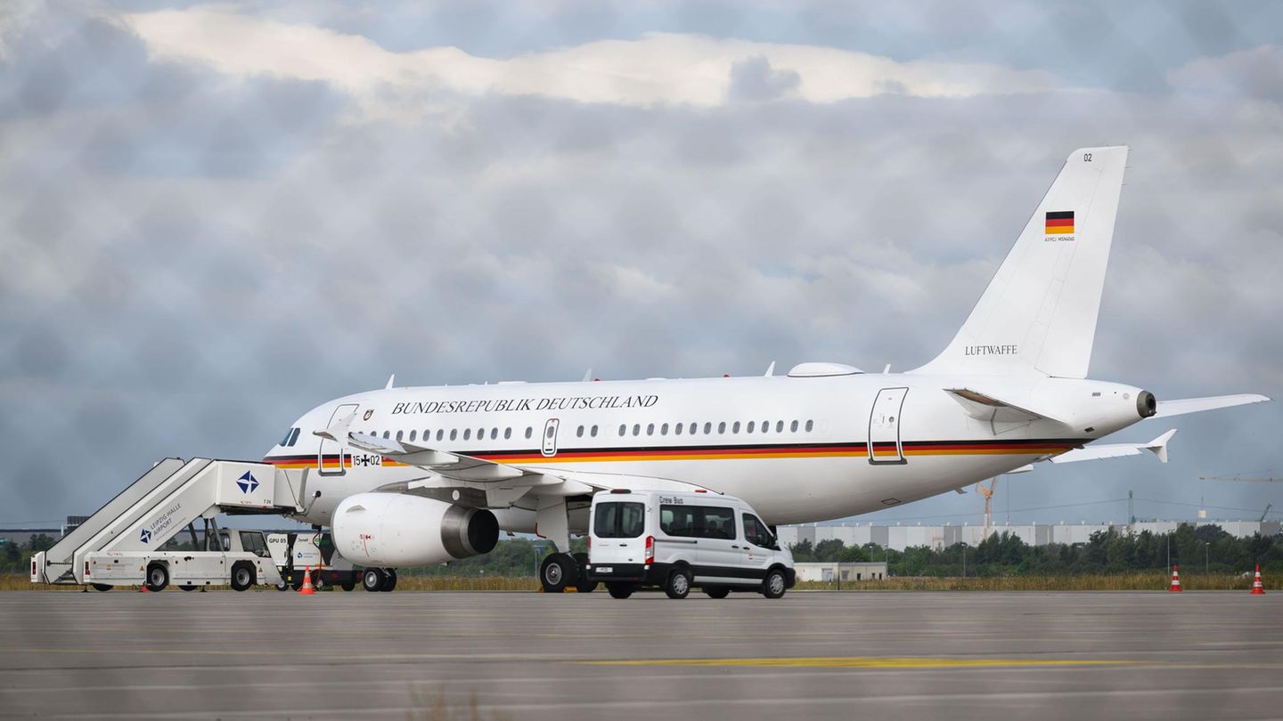 Der Regierungsflieger parkt auf dem Flughafen Leipzig/Halle