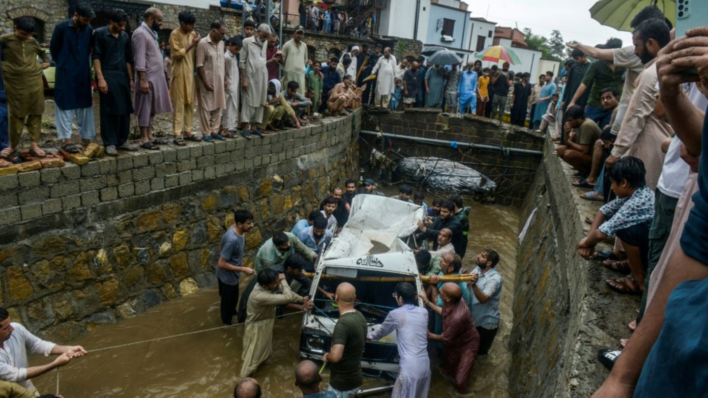 Aufräumarbeiten in Islamabad