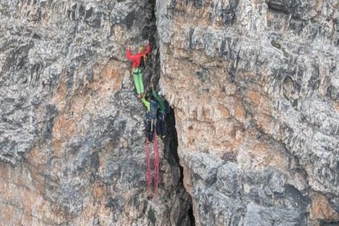 Vorsteiger stürzt, Sicherung versagt: Bergsteiger warten 12 Stunden auf Rettung