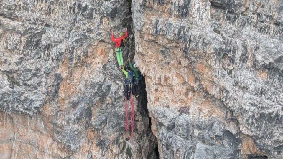 Vorsteiger stürzt, Sicherung versagt: Bergsteiger warten 12 Stunden auf Rettung